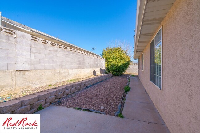 Building Photo - Pet Friendly - 4 Bed 2 Bath for rent in St. George