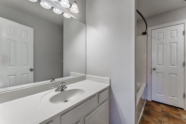 Building Photo - Great size duplex in Gravette!