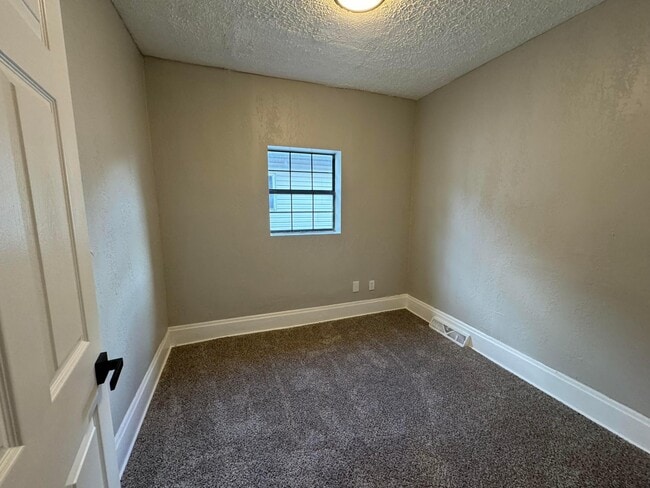 Building Photo - 99 Whitethorne Ave