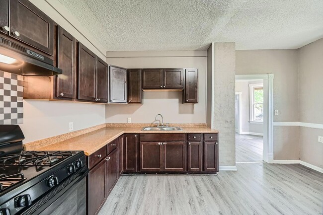 Building Photo - 911 Sims Ave