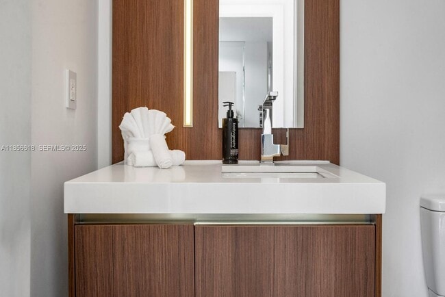 Building Photo - 310 SE 11th Ave