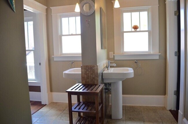 Building Photo - 942 Virginia Cir NE