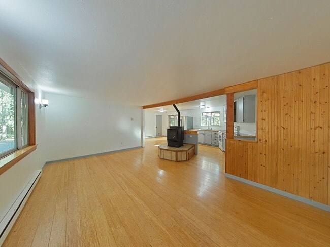 Building Photo - Peaceful and Private 3 Bedroom Home on 5 A...