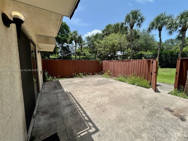 Building Photo - 409 Live Oak Ln