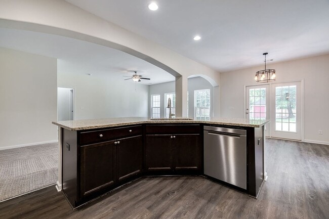 Building Photo - Spacious Custom 8 Bed 4.5 Bath Home on Lar...