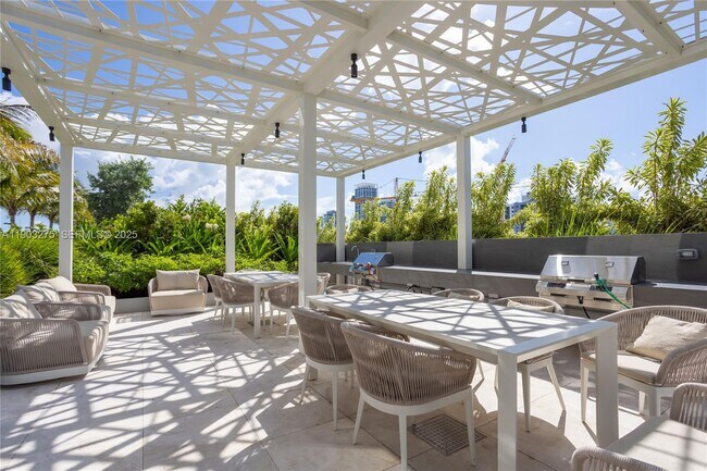 Building Photo - 580 72nd St