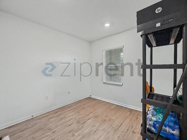 Building Photo - Unit