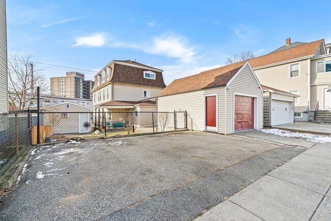 Building Photo - 712 Eastern Ave