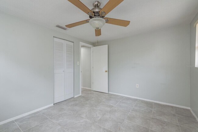 Building Photo - 10521 Oak Hill Dr