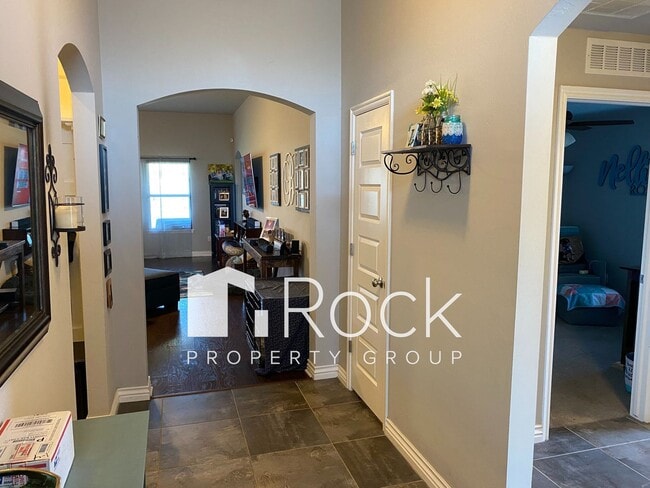 Building Photo - Beautiful 3 Bedroom Home with a Study in W...