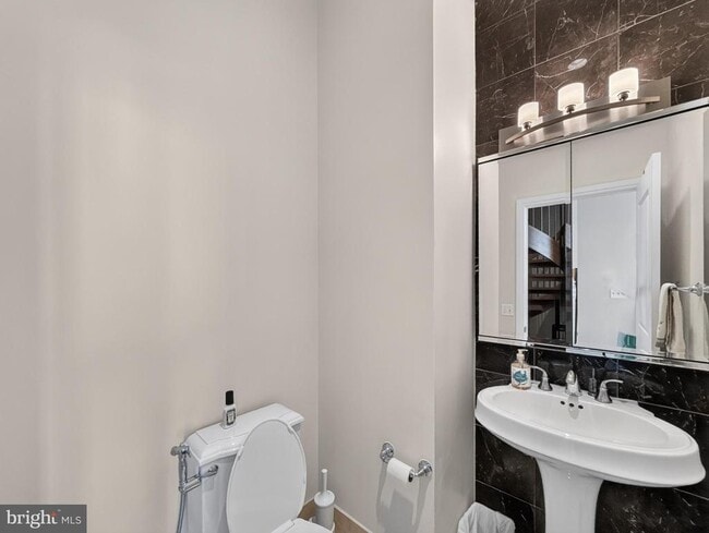 Building Photo - 8220 Crestwood Heights Dr