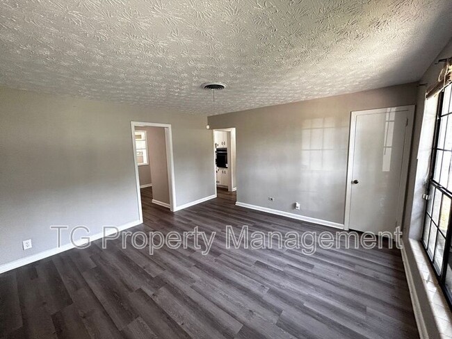 Building Photo - 6422 Solandra Dr