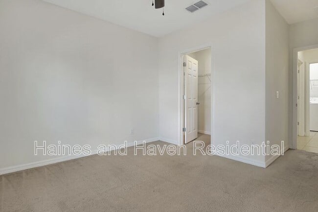 Building Photo - 164 Primrose Dr