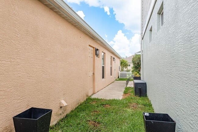 Building Photo - 6405 Autumn Woods Way