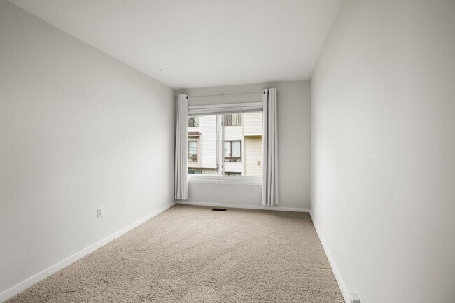 Building Photo - Modern Comfort in Sought-After Gaithersburg