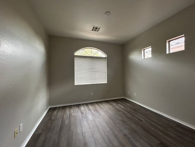 Building Photo - 955 E Knox Rd