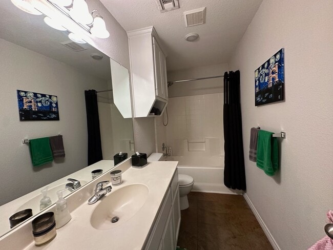 Building Photo - Spacious 4/4 House with Yard in the Baylor...