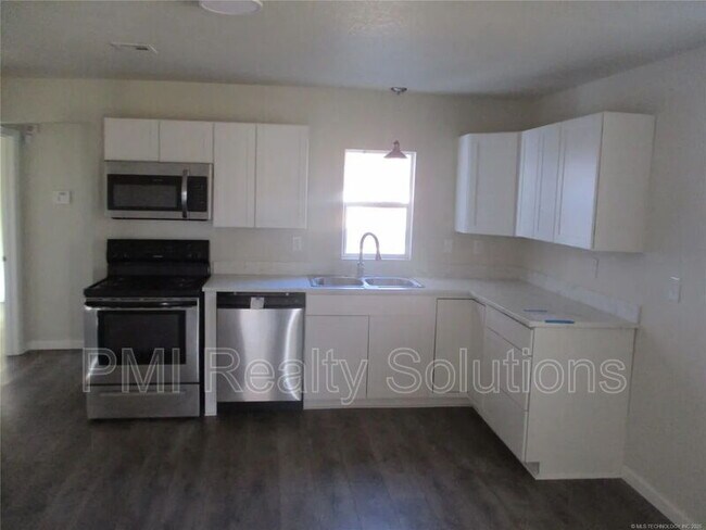 Building Photo - 913 N Creek Ave