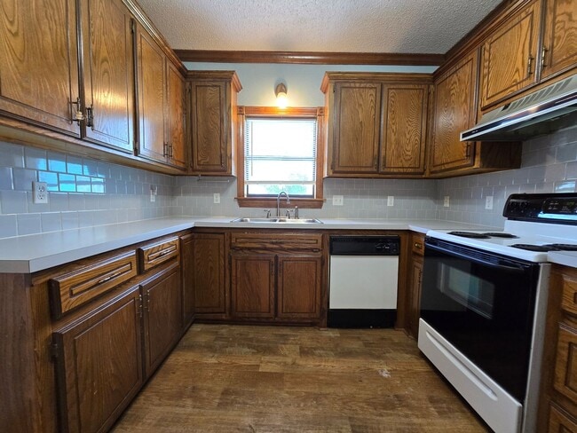 Building Photo - Charming 2 bedroom, 1 bathroom home