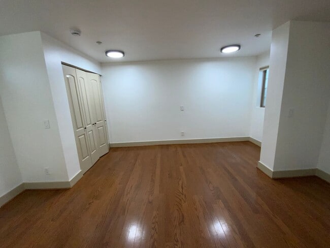 Building Photo - 445  E Avenue