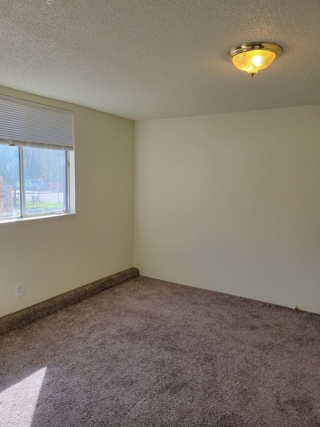 Building Photo - Spacious West Side 4 Bedroom with Large Garage