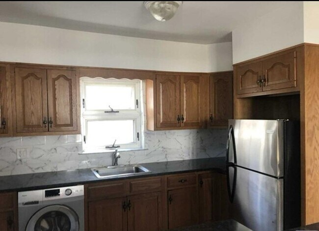 Building Photo - 915 80th St