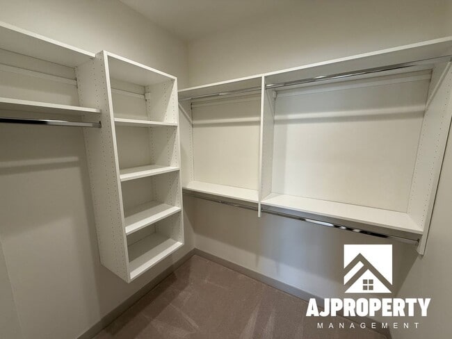 Building Photo - 8609 W Shoreline Pl