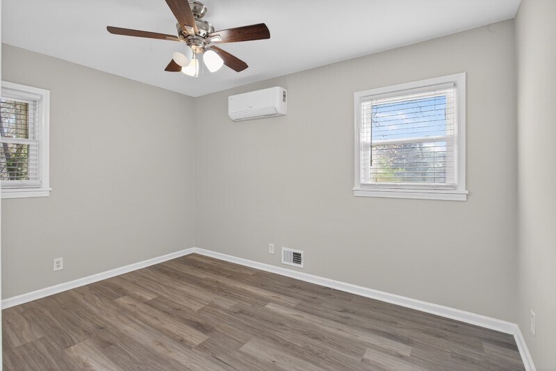 Building Photo - 586 Oakside Dr SW