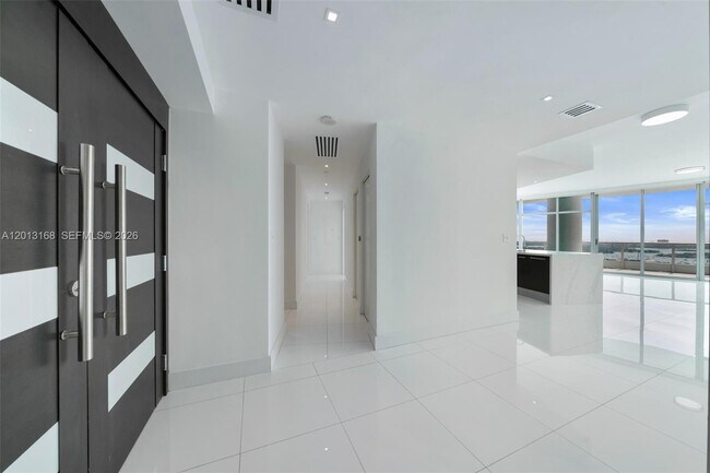 Building Photo - 900 Biscayne Blvd