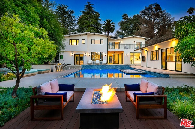 Building Photo - 721 N Beverly Dr