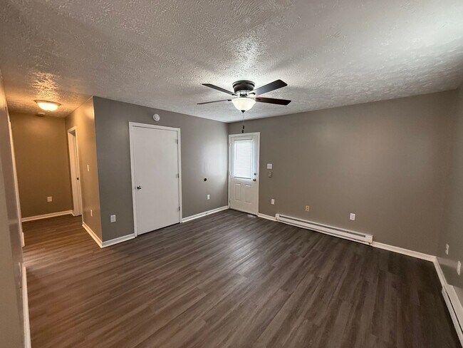 Building Photo - Duplex/ 2 -2 bedroom 1 bath with detached ...