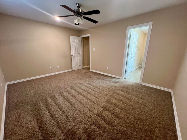 Building Photo - Beautiful 3B/2B Townhome in Chaffee Crossi...