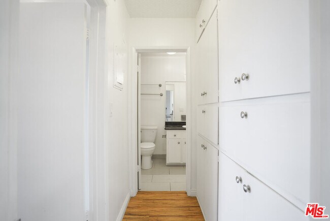 Building Photo - 425 S Kenmore Ave