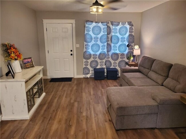 Building Photo - 722 S Oak Hill St