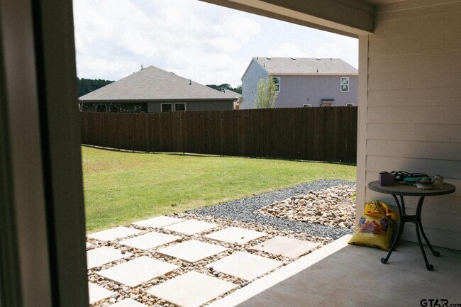 Building Photo - 203 Parker Oaks Dr