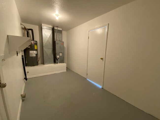 Building Photo - Great 3 Bedroom Home in Golden Valley on Pavement!