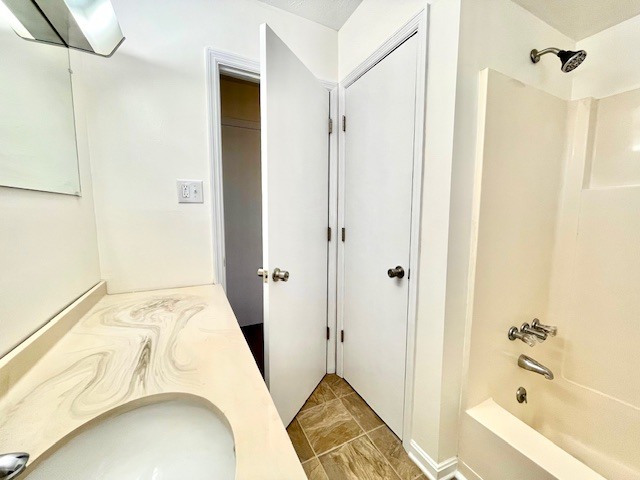 Bath long vanity-closet - 3304 Wood Valley Ct