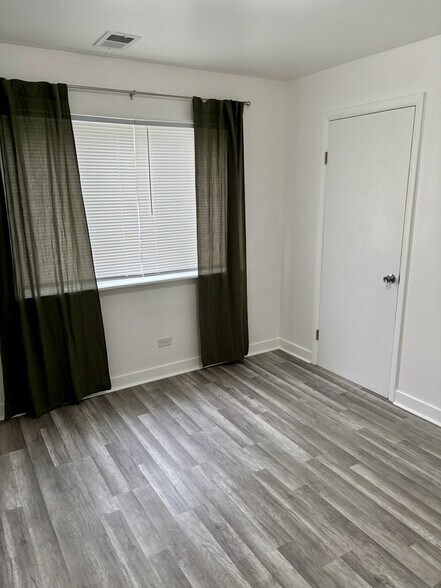 Building Photo - 5327 S 73rd Ave