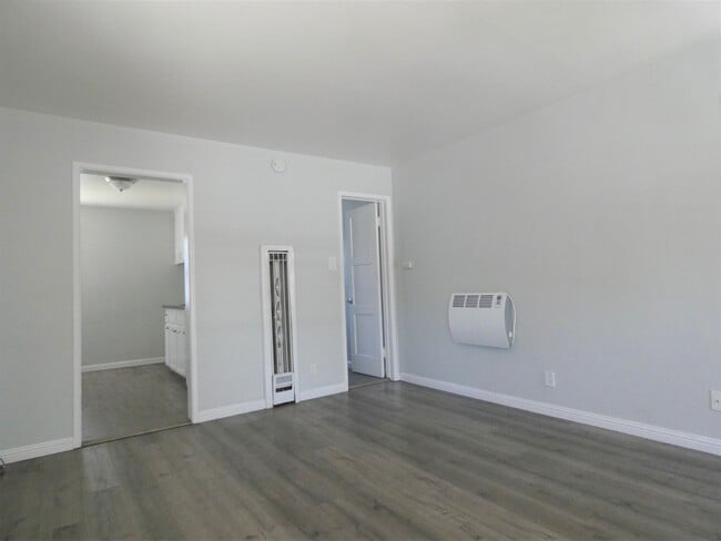 Building Photo - 445 W 15th St