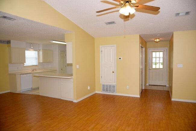 Building Photo - Central 3 Bedroom in Niceville!