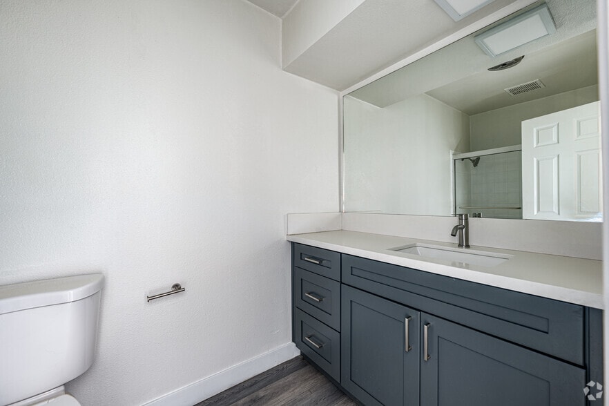 2BR, 2BA - 1030SF - Second Bathroom - ** BEAUTIFUL REMOLDED APARTMENTS **