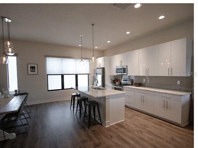 Building Photo - 4810 W McElroy Ave