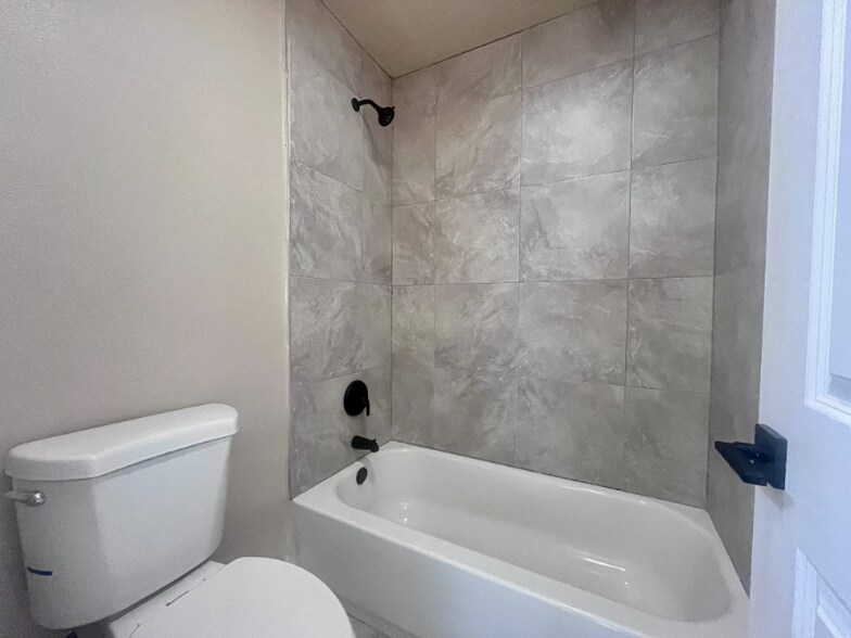 Building Photo - 3030 Suncrest Dr