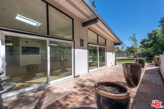 Building Photo - 10120 Cielo Dr