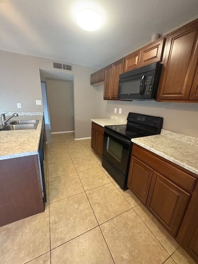 Building Photo - READY TO VIEW NOW! Spacious 3 Bed 1 Bath Home in Phoenix with all New Windows
