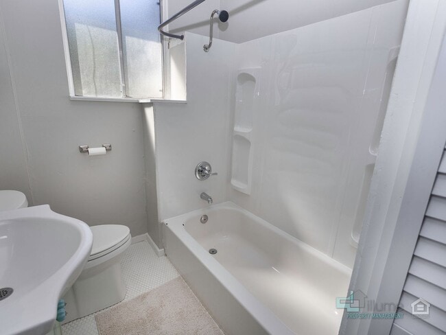 Building Photo - Charming 2-Bedroom Home with Private Yard ...