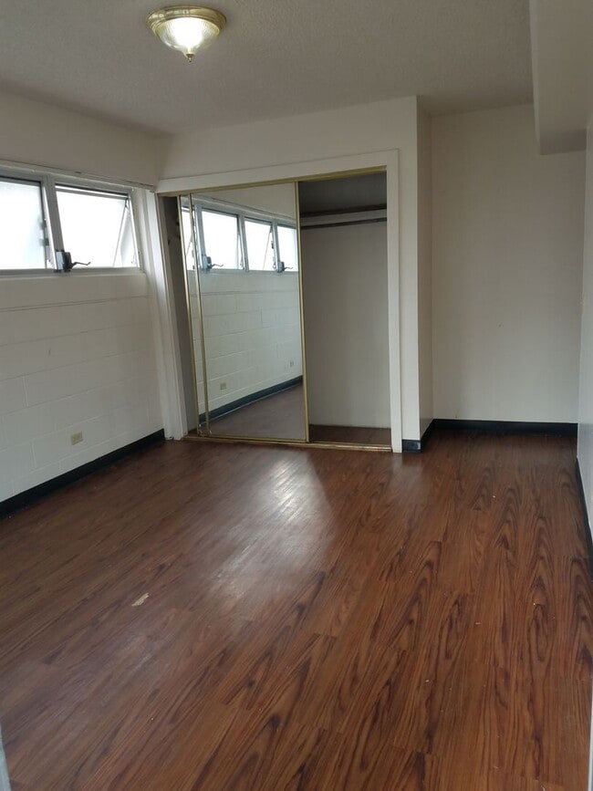 Building Photo - Room for Rent in Waikiki 2 Blocks from Beach
