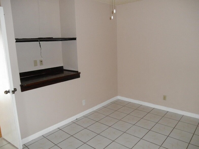 Building Photo - 571 Springdale Cir