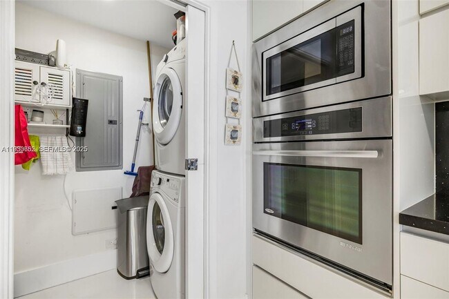 Building Photo - 600 NE 27th St