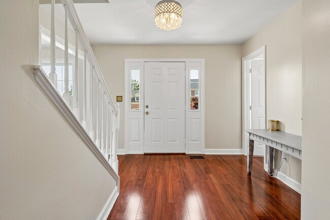 Building Photo - Beautifully updated and spacious 5-bedroom, 3.5-bath home for rent in the heart of Woodbridge